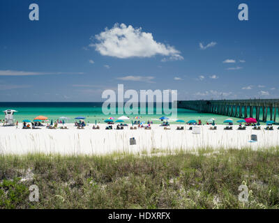 Menschen genießen Sie den weißen Sandstrand und türkisfarbenes Wasser an einem Golf-Küste-Strand in Florida. Stockfoto