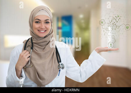 Closeup Portrait von freundlich, lächelnd zuversichtlich muslimische Ärztin Holding Moleküle Stockfoto