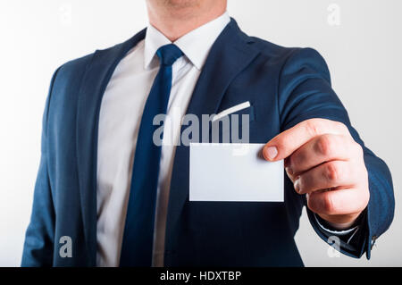 Geschäftsmann im Anzug zeigt Visitenkarte auf weißem Hintergrund Stockfoto