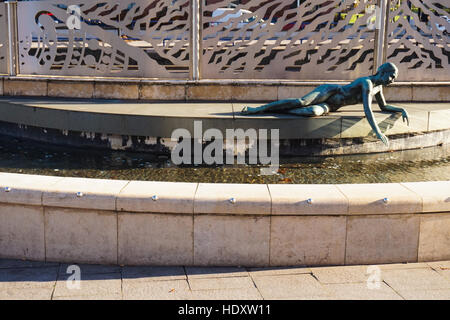 Hebe-Statue aus Bronze von Robert Thomas auf James Watt Queensway, Birmingham, England Stockfoto