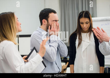 traurig und deprimiert Geschäftsmann während der Sitzung Stockfoto