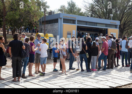Besucher in die Warteschlange für Tickets auf der Akropolis in Athen Stockfoto
