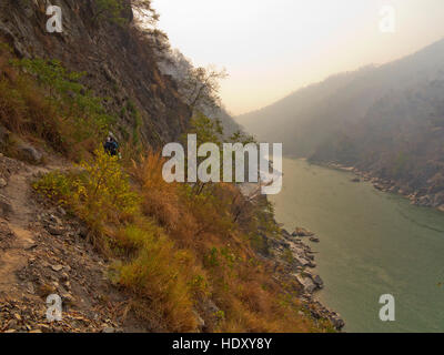 Sarda Fluss aus den Weg gehen von Tulighad, Chuka Dorf, Kumaon Hills, Uttarakhand. Indien Stockfoto