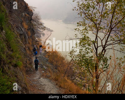 Sarda Fluss aus den Weg gehen von Tulighad, Chuka Dorf, Kumaon Hills, Uttarakhand. Indien Stockfoto