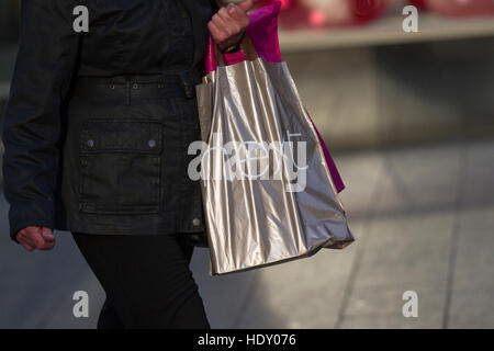 Käufer mit Weihnachten Geschenk Taschen Store Einkäufe in Liverpool eins & zwei, Merseyside, UK Stockfoto