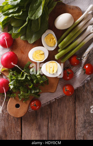 Schneiden von Gemüse für frischen Salat Closeup. vertikale Ansicht von oben Stockfoto