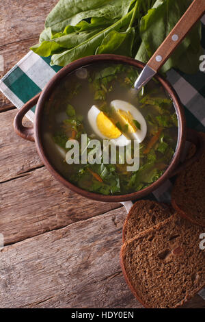 Nahaufnahme der Sauerampfer Suppe auf dem Tisch. vertikale Ansicht oben, rustikalen Stil Stockfoto