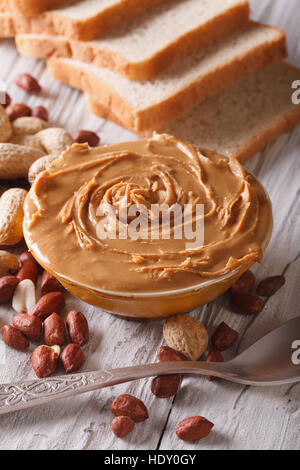 Peanut Butter in einer Schüssel hautnah auf dem Tisch. vertikale Stockfoto