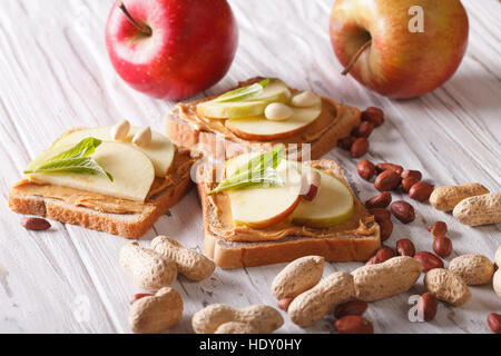 Sandwiches mit Erdnussbutter und einen Apfel auf dem Tisch. horizontale Stockfoto