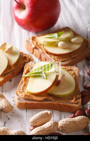 Sandwiches mit Erdnussbutter und Apfel-close-up auf dem Tisch. vertikale Stockfoto