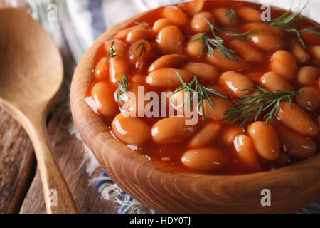 Bohnen in Tomatensauce in eine Holzschale Nahaufnahme. horizontale Stockfoto