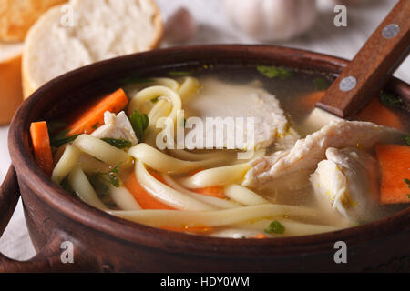 Hausgemachte Suppe mit Nudeln, Huhn und Gemüse Nahaufnahme. horizontale Stockfoto