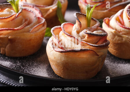 Festliche Gebäck: Rose aus einer Apple-Closeup. horizontale Stockfoto