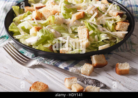 Klassischer Caesar Salad close-up auf einem Teller. Horizontale Stockfoto