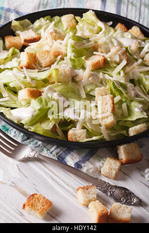 Klassischer Caesar Salad close-up auf einem Teller. vertikale Stockfoto