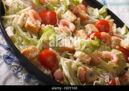 Caesar Salat mit Garnelen und Tomaten Nahaufnahme auf einer Platte. horizontale Stockfoto