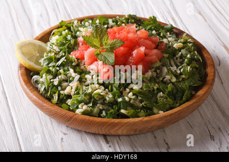 Taboulé Salat Closeup in einer Holzschale auf dem Tisch. horizontale Stockfoto