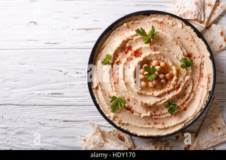 Klassische Hummus mit Petersilie auf den Teller und Pita Brot. horizontale Ansicht von oben Stockfoto