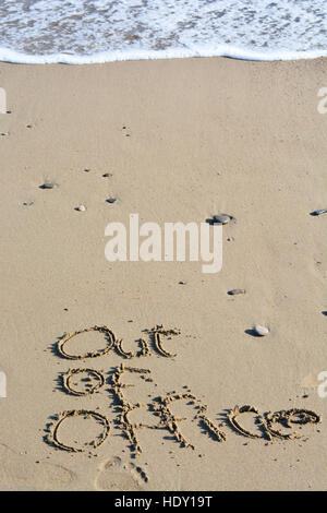 Aus Büro Text geschrieben, im Sand am Strand was auf Work-Life-balance Stockfoto