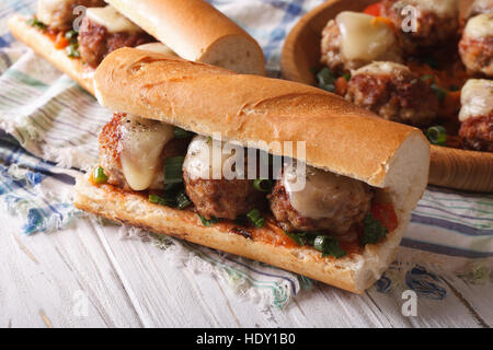 Leckere Sandwich mit Frikadellen und Käse-close-up auf dem Tisch. horizontale Stockfoto