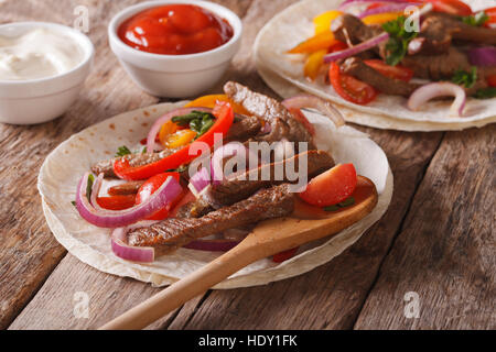 Mexikanische Tortilla mit Fleisch und Gemüse Nahaufnahme auf dem Tisch. horizontale Stockfoto