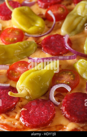 Pizza mit Salami, Peperoni, Paprika und Tomaten Makro vertikalen Stockfoto