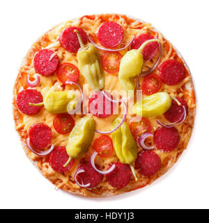 Pizza mit Salami, Paprika Peperoni Closeup isoliert auf weißem Hintergrund Stockfoto