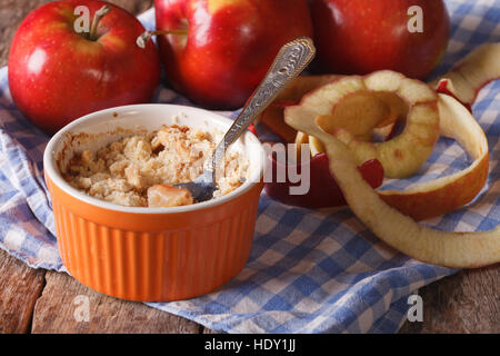 Köstlichen Apfel-Crumble Nahaufnahme in einen Topf. Horizontale rustikalen Stil Stockfoto