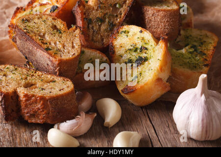 Geröstete Brotscheiben mit Kräutern und Knoblauch Closeup auf dem Tisch. horizontale, rustikalen Stil Stockfoto