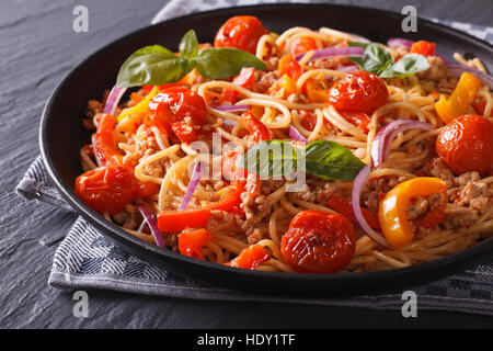 Italienische Küche: Pasta mit gehacktem Fleisch und Gemüse Nahaufnahme. horizontale Stockfoto