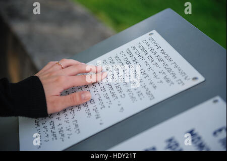 Text für Blinde auf Metallplatte im park Stockfoto