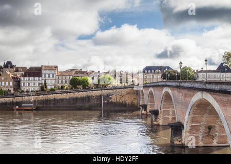 Die Vieux Pont und den Fluss Dordogne in Bergerac, Frankreich. Stockfoto