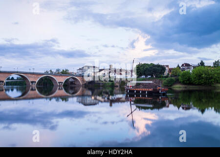 Die Vieux Pont und den Fluss Dordogne in Bergerac, Frankreich. Stockfoto