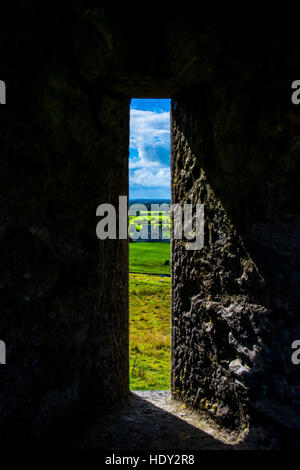 Fenster am Rock of Cashel mit Blick auf Burg und Landschaft in Irland Stockfoto