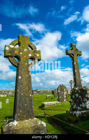 Keltische Kreuze auf dem Friedhof am Rock of Cashel in Irland Stockfoto