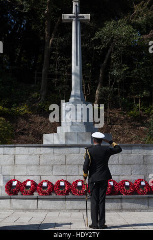 Ein pakistanischer Militäroffizier begrüßt während einer Gedenkfeier am Sonntag auf dem Commonwealth war Graves Cemetery in Hodogaya, Yokohama, Japan Stockfoto