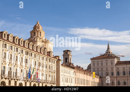 San Lorenzo-Kirche erhebt sich über der Piazza Castello. Es wurde im 17. Jahrhundert von Guarino Guarini entworfen. Stockfoto