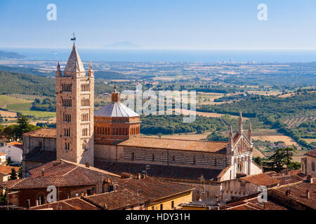 Massa Marittima Cathedra, Follonica im Hintergrund Stockfoto