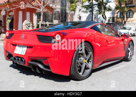 Japan. Roter Ferrari 458 Italia im Gelände des Ikuta-Schrein, Kobe geparkt. Lesen Sie die Seitenansicht. Stockfoto