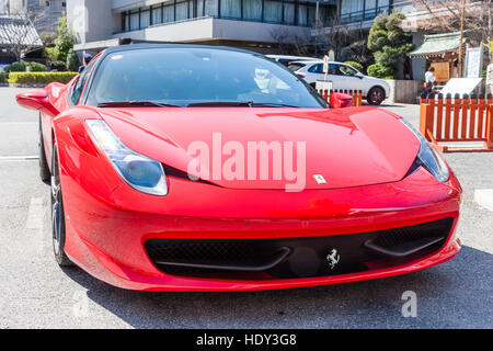 Japan. Roten Ferrari 458 Italia in Gründen der Ikuta Schrein, Kobe geparkt. Vorderansicht, Low Angle. Stockfoto