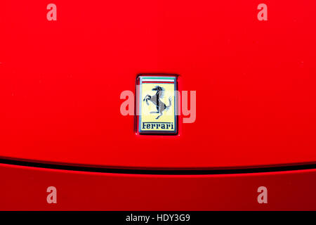 Japan. Ferrari 458 Italia Auto, Kobe. Rote Motorhaube und Ferrari Logo. Stockfoto