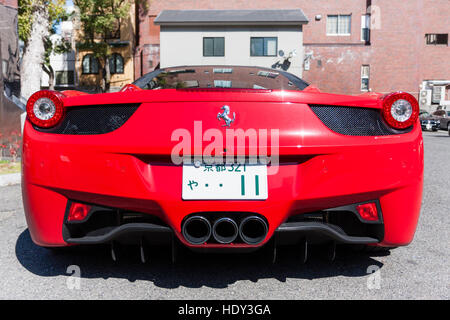 Japan. Roten Ferrari 458 Italia super Auto. Hinten am Fahrzeug mit drei Auspuffe, japanischen Kennzeichen und Ferrari Logo. Low Angle View. Stockfoto