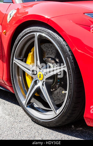 Japan. Roten Ferrari 458 Italia. Vorderrad mit Legierung und gelb Bremsbelag. Stockfoto