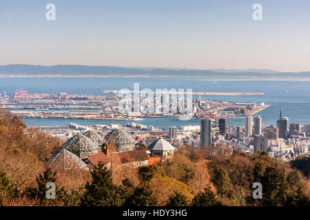 Rokko Mountains Blick auf Nunobiki herb garden Gewächshaus und im Hintergrund die Stadt Kobe, Port Island und Kobe Flughafen Insel mit der Bucht von Osaka. Stockfoto