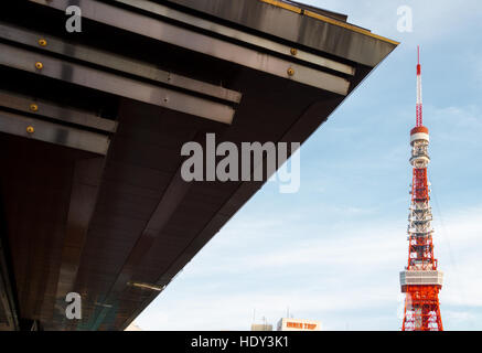 Tokio hinter dem Dach des Shakaden Reiyukai Tempels in Minato ward, Tokio, Japan Stockfoto