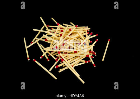 Ein Haufen von Streik überall Spiele isoliert auf einem schwarzen Hintergrund, fotografiert von der Seite Stockfoto