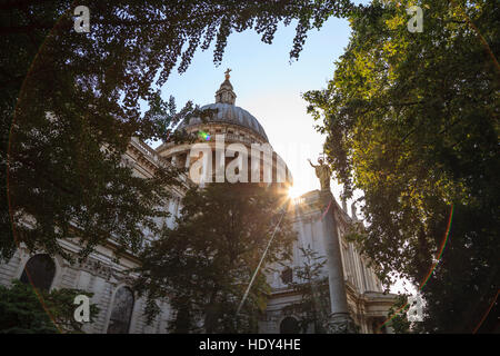 Die Kuppel der St Pauls Cathedral Silhouette gegen die Sonne Stockfoto