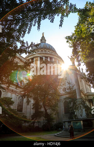 Die Kuppel der St Pauls Cathedral Silhouette gegen die Sonne Stockfoto