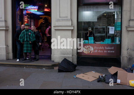 Zwei Touristen haben ihr Foto aufgenommen während Grimassen im Stil eines Zeichens außerhalb der Trocadero am Piccadilly Circus, am 15. Dezember 2016, in London, England. Stockfoto