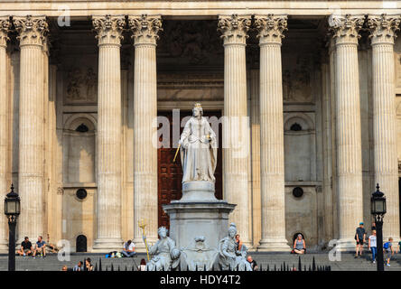 Statue von Königin Anne vor St Pauls Cathedral London England UK Stockfoto